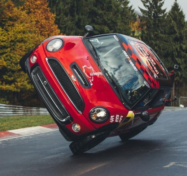 Der Chinese Yue Han hat mit seinem Mini Cooper als erster Autofahrer die Nürburgring-Nordschleife auf zwei Rädern umrundet.  Foto: Nürburgring/Yue Han